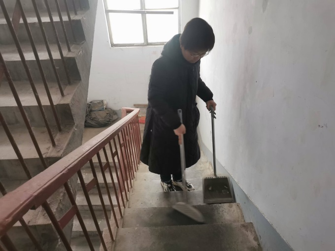 陈玲玲打扫小区卫生_副本.jpg