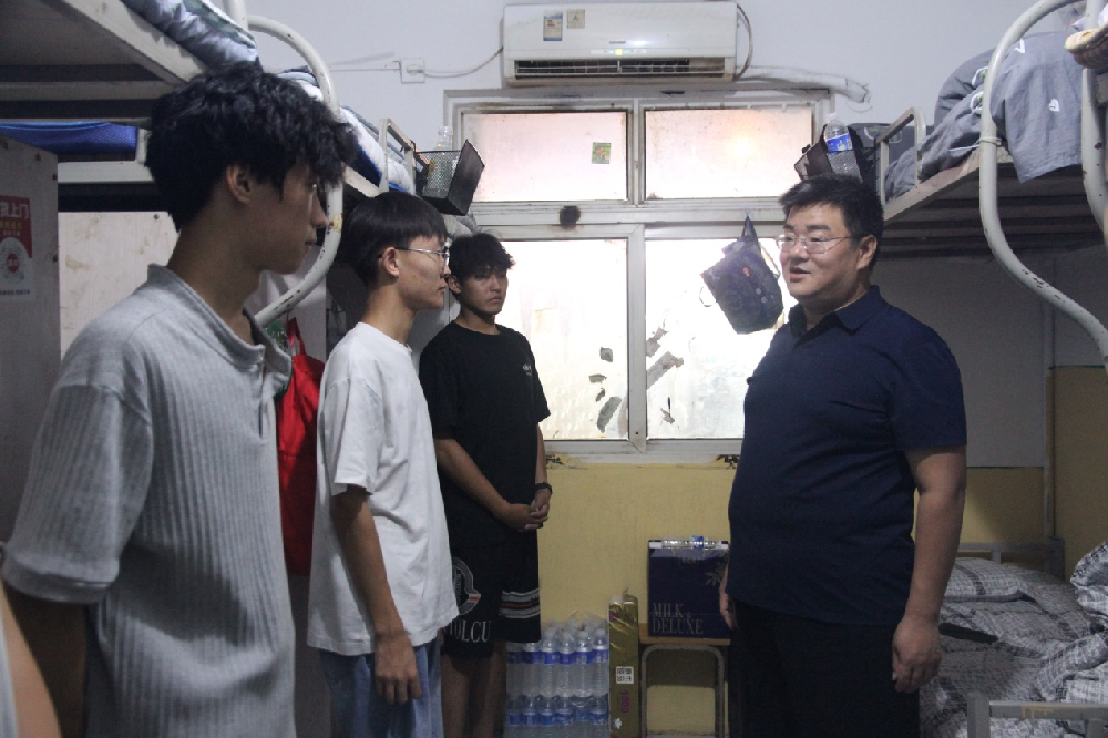 情暖宿舍，关怀入心|校领导深入宿舍慰问 2025 级新生